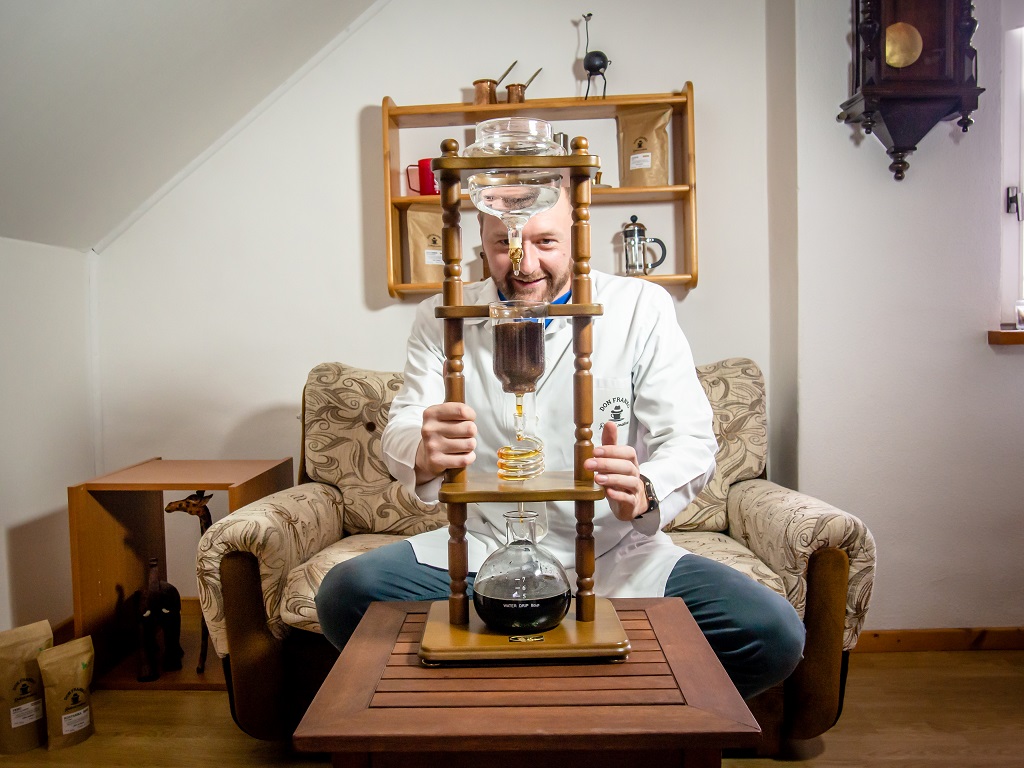 zrnková káva Don Franko připravovaná v cold brew tower